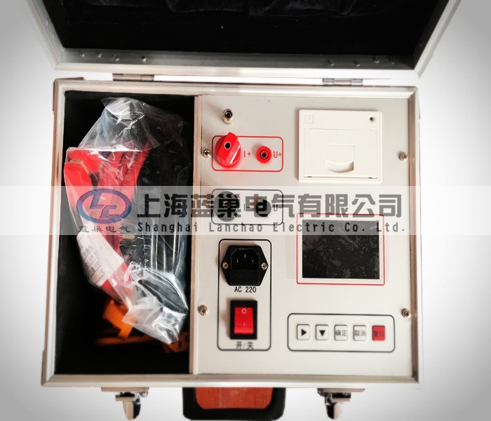 LCHL-100A回路電阻測試儀采用32位ARM內(nèi)核作為處理的核心，對整機(jī)進(jìn)行控制，自動完成自校、穩(wěn)流判斷、數(shù)據(jù)處理、阻值顯示等功能，可測量各種高壓開關(guān)及電器的接觸電阻、回路電阻和變電站母線電阻，電力線接點(diǎn)電阻，焊縫接觸電阻。該儀器體積小、重量輕，極大的方便了工作人員的使用。